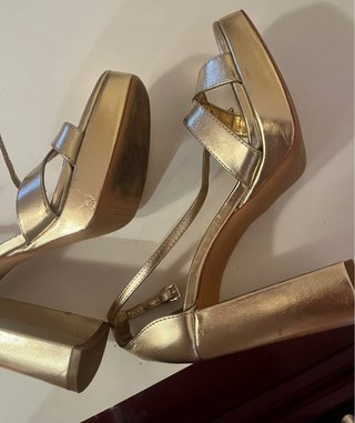Sandalias doradas Pull&Bear talla 38