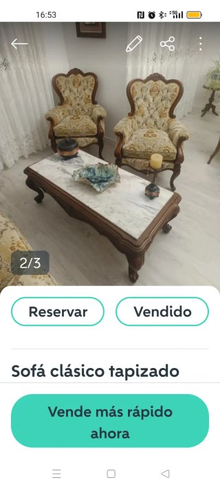 Sofá y sillones clásicos de tela y madera