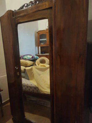 Dos armarios antiguos de madera y cristal