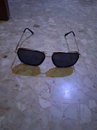 Gafas de sol negras y doradas