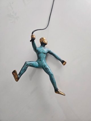 Figura bronce Balinesa escalador
