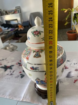 Tibor de porcelana chino con base de madera