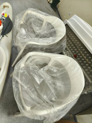 Sillas de polipropileno grises y blancas.