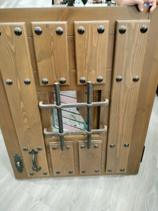 Puerta madera rústica con clavos