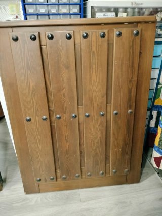 Puerta madera rústica con clavos