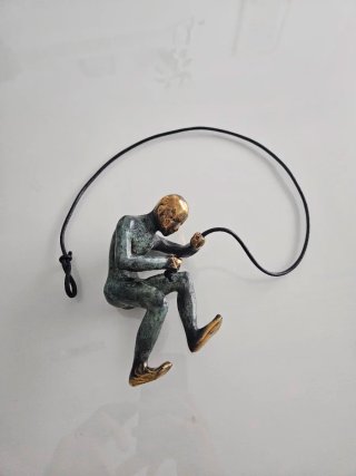 Figura bronce Balinés escalador
