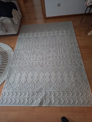 Alfombra gris con diseño geométrico