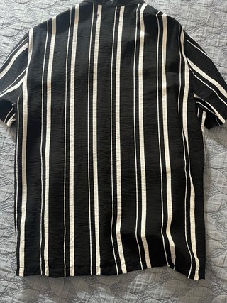 Camisa Bershka Rayas Blancas y Negras