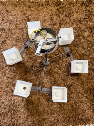 Lámpara de techo marrón y blanca