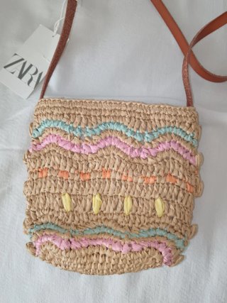 Bolso Zara niña rafia multicolo con etiqueta.