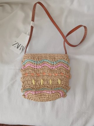 Bolso Zara niña rafia multicolo con etiqueta.
