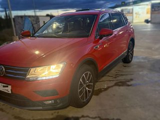 VOLKSWAGEN tiguan