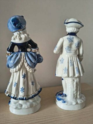 Pareja de figuras de cerámica cortesanos
