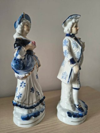 Pareja de figuras de cerámica cortesanos