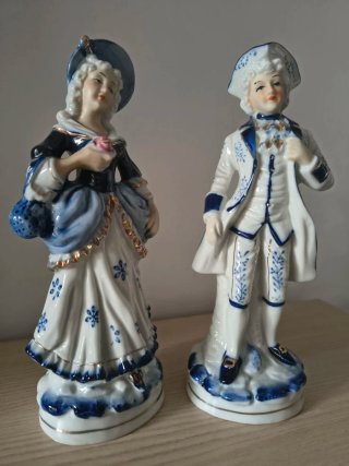 Pareja de figuras de cerámica cortesanos