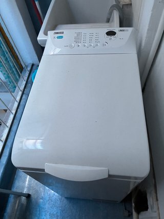 Nevera negra y lavadora blanca