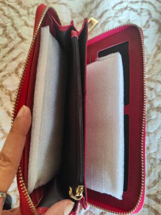 Cartera roja y blanca con lazo dorado