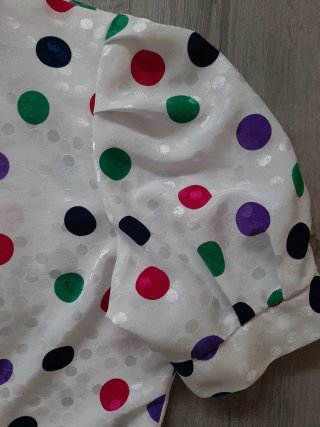 Blusa topos manga globo, entallada