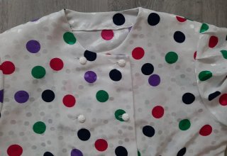 Blusa topos manga globo, entallada