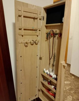 Espejo joyero de pie de madera