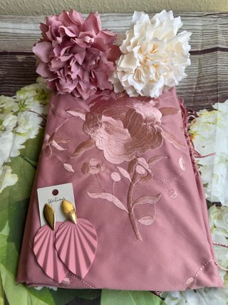 Manton rosa bordado