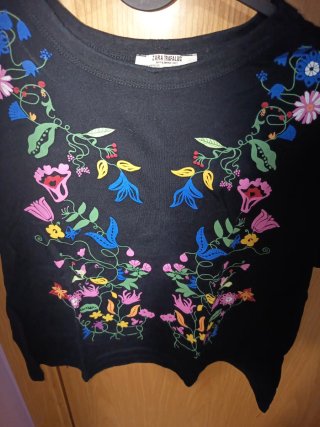 Camiseta negra bordada floral