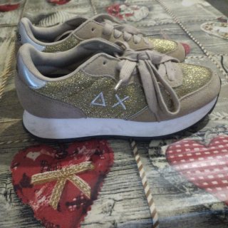 Scarpe da ginnastica beige e oro