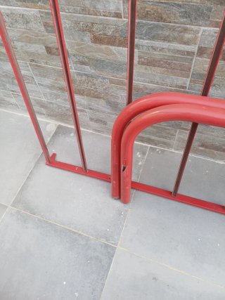 Cama metálica roja