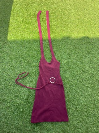 Vestido granate con cinturón y tirantes
