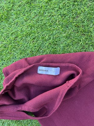 Vestido granate con cinturón y tirantes