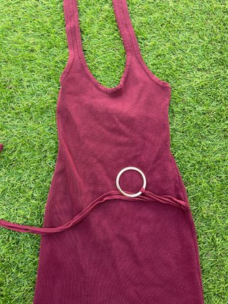 Vestido granate con cinturón y tirantes