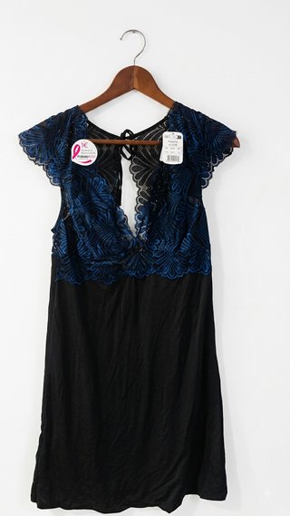 Camisón de encaje azul y negro