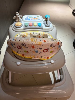 Andador para bebé con juguetes
