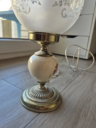 Lámpara de mesa retro dorada y blanca