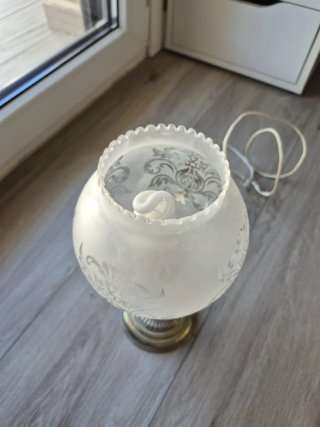Lámpara de mesa retro dorada y blanca