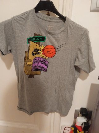 Maglietta Nike con stampa basket