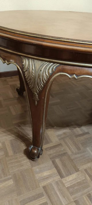 Mesa de comedor de madera y sillas