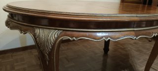 Mesa de comedor de madera y sillas