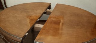 Mesa de comedor de madera y sillas