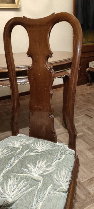 Mesa de comedor de madera y sillas