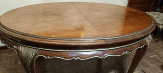 Mesa de comedor de madera y sillas