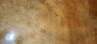Mesa de comedor de madera y sillas