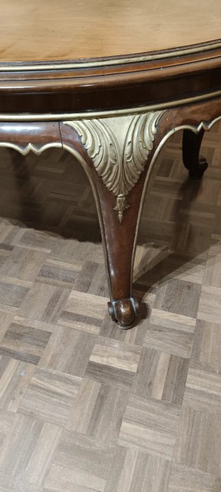 Mesa de comedor de madera y sillas