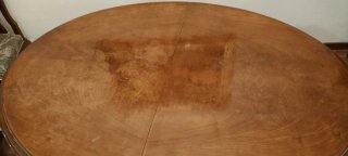 Mesa de comedor de madera y sillas