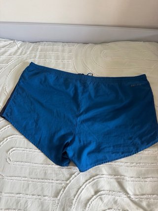 Abito sportivo corto con dettagli a contrasto