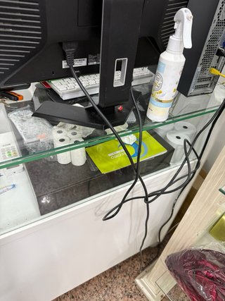 Mostrador de cristal y madera
