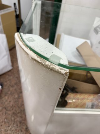 Mostrador de cristal y madera