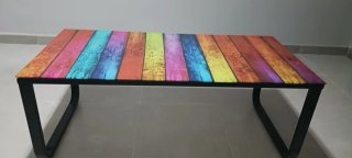 Mesa baja de madera y metal multicolor