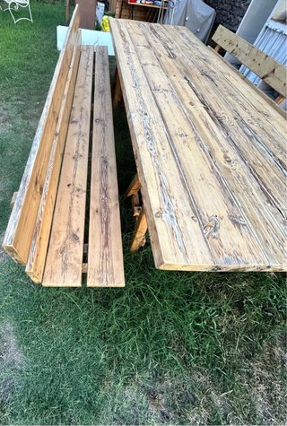 Mesa de madera maciza con bancos
