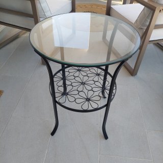 Mesa auxiliar hierro y cristal
